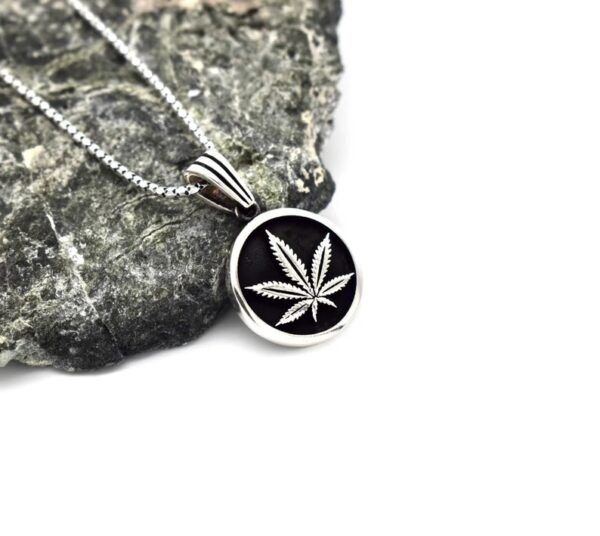 Round Classy Weed Leaf Pendant - Image 2