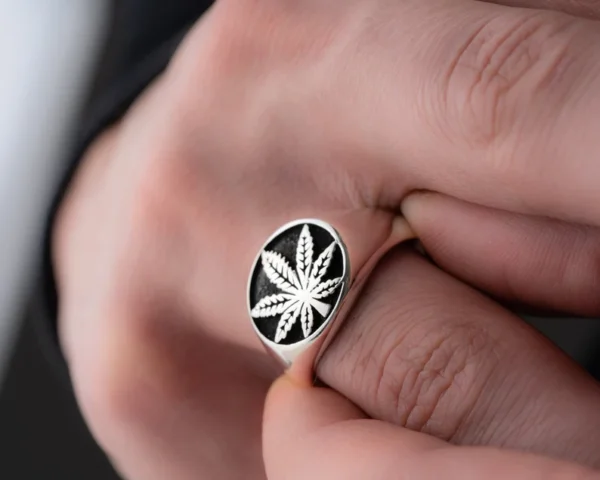 Stunnerz Vibe Weed Leaf Ring – Adjustable Unisex Ring for Stoners & Smokers - Image 5