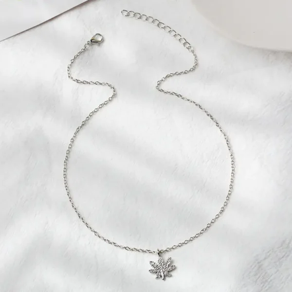 ✨ Stunner’z Vibe – Elegant Iced Leaf Pendant ✨ - Image 3