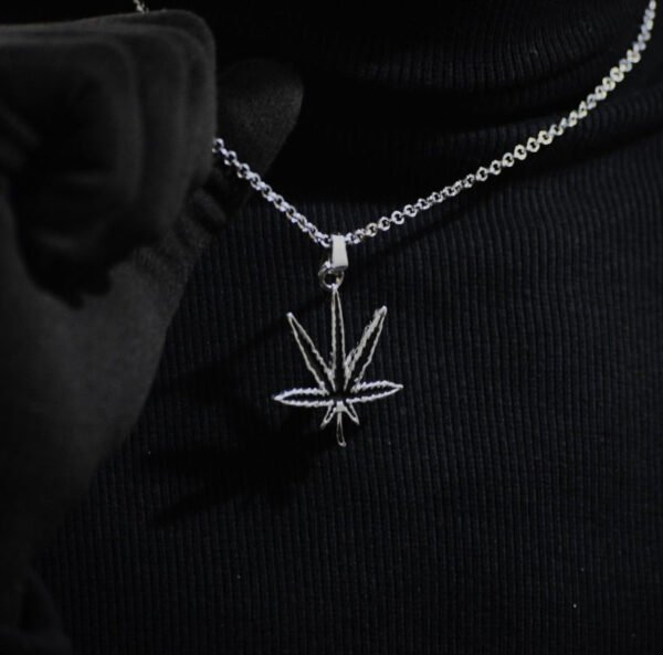 🔥 Stunner’z Vibe Weed Pendant with Stainless Steel Chain 🔥