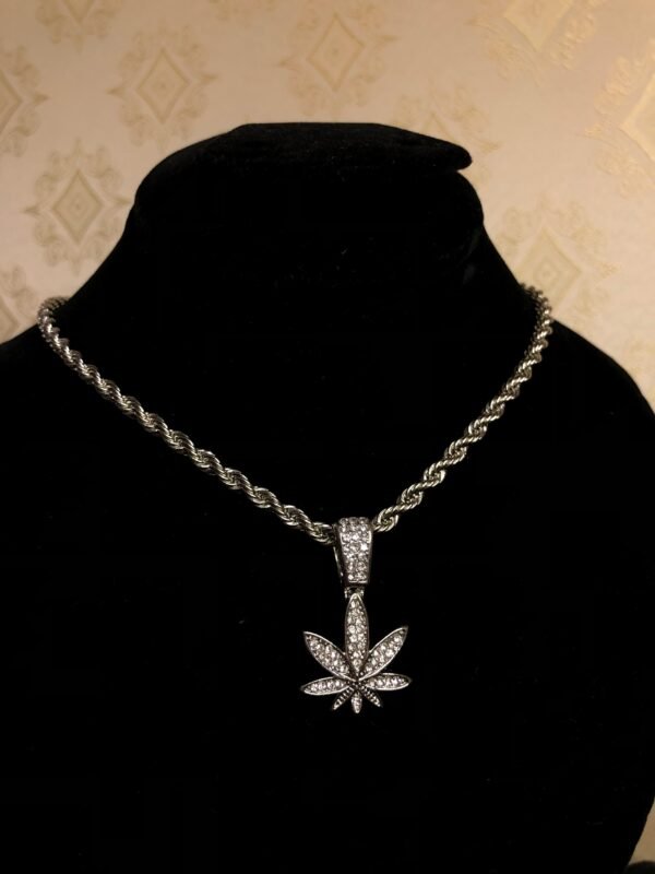 Iced Weed Leaf Pendant – Stunner Drip Edition